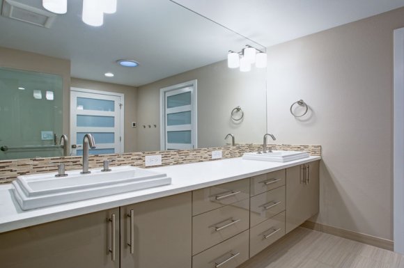 Magasin avec un large choix de peinture pour salle de bain Tampon
